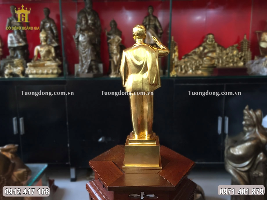 Hình ảnh phía sau của bức tượng đồng